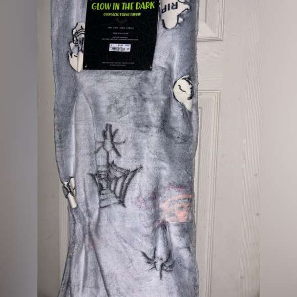 Glow n the dark blankets Halloween - Picture 2 of 2